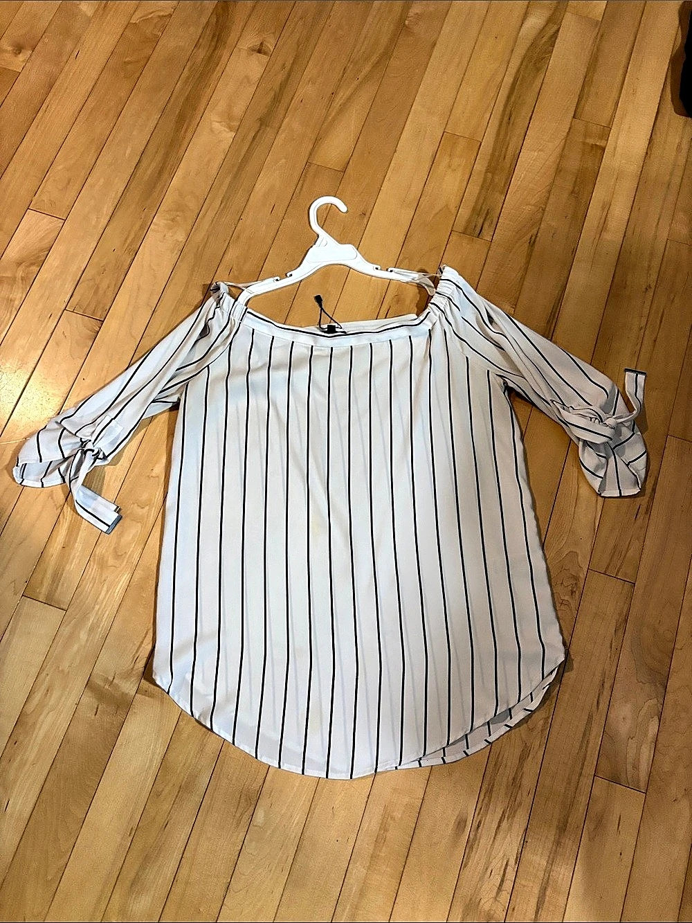 Dynamite Striped Blouse in White & Black Size Small Like New